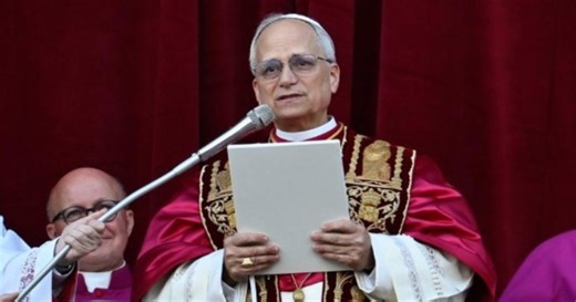 León XIV includes a message in Spanish in his first appearance as Pope