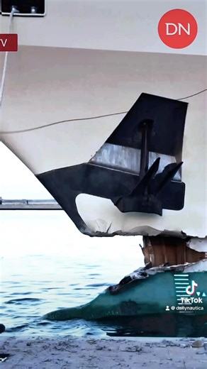 ⚠️⚠️ Incidente per il superyacht Kingdom 5KR, un 86 metri costruito dal cantiere Benetti, che è finito contro la banchina nel porto di Bizerte, in Tunisia. . . #dailynautica #nautica #giornaledigitale #giornaleonline #informazionedigitale #boatnews #yachtnews | Daily Nautica