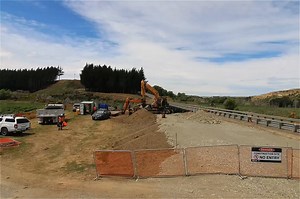 We’ve installed a temporary bridge on State Highway 82 near Waihao Downs in Canterbury. Having this temporary bridge means we can keep the highway open while we replace the Waihao North River Bridge. We’re using an Acrow bridge – a new design that’s made of steel and bolted together in sections. It’s very similar to the temporary Bailey bridges we typically use, except it’s stronger, wider, and lasts longer. At 84 metres long, it’s the longest Acrow bridge used in New Zealand and the first in th