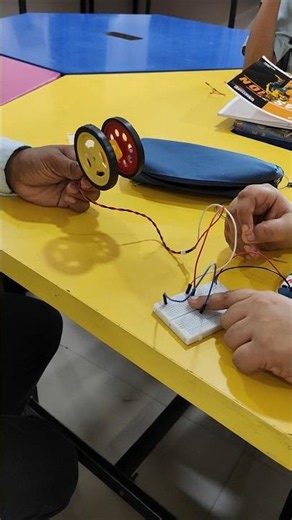kids are learning the concept of bo motor and breadboard #robotics #tech #experiment #arduino #diy