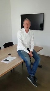 Hallo zusammen, aufgrund zahlreicher Nachfragen haben wir die von unseren Mitarbeitern getragene Maske jetzt auch für euch online verfügbar gemacht. Wir haben viele zusätzliche Farben bestellt, die wir ab Anfang Mai ausliefern können. Schwarz und Weiß werden ab Montag, 27.04.2020 versendet. Mengen über 100 Stück könnt ihr gerne per Mail anfragen ( info@tara-m.de ). Sonderfarben sind bei größeren Mengen ( >1.000 Stück ) produzierbar, sowie zeitnah lieferbar. Die Maske ist aus 100% Baumwolle und b