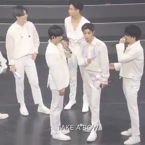 [190817] GOT7 JAPAN TOUR 2019 IN FUKUOKA - Day1 จินยองกะพี่มาร์ตเต้นท่า Love Loop แล้วก็กอดกัน.. งื้อออ~~น่ารักอยากกอดด้วย 😋😋 (ขำหน้ายัยแบมตอนมองพี่เขากอดกันอะ 😅😅 ดื้อเอยยยย) #GOT7_LOVELOOP #LOVELOOP #GOT7 #갓세븐 Cr.tab940922 @จียอน | GOT7 TH FANS