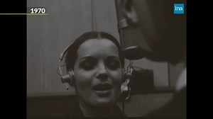 « Ce soir nous sommes septembre… » Ils ne jouent pas : ils disent les mots, à peine chantés, comme s’ils les vivaient. En 1970, Romy Schneider et Michel Piccoli enregistrent «La chanson d’Hélène», bijou mélancolique du film «Les choses de la vie». ⏪ Ce moment suspendu en studio, reste l’un des plus bouleversants de la musique de cinéma français. On est en 1970, et c’est beaucoup plus qu’une chanson… | INA