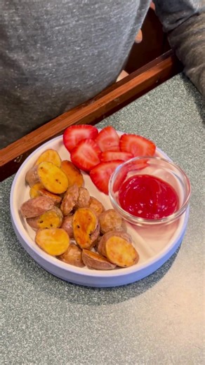 Big practice tonight? We’ve got the fuel covered. 💪🥔 Our Ultimate Roasted Potatoes are the perfect oven baked side for busy Little Athletes. Crispy on the outside, fluffy on the inside, and ready to power up growing bodies before or after the game. They are a fresh whole food packed with nutrients, easy to toss on a sheet pan, and simple enough for any weeknight. Because when dinner is this easy, you can focus on homework, high fives, and getting everyone to practice on time. Fuel them up the 