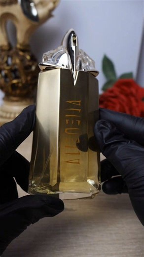 🖤 Szukasz perfum, w których natychmiast czujesz się pewniej? Ostrzegamy, ten zapach silnie uzależnia! To nagranie mówi samo za siebie. Wypakowując Mugler Alien Goddess, dosłownie widać w rękach tę moc i prestiż ✨. Dlaczego używamy do tego czarnych rękawiczek? Bo traktujemy ten zapach z największym szacunkiem. W środku złotego falkonu czeka nie zwykły zapach, a "płynna pewność siebie", która zbiera komplementy przez cały dzień (i noc). Psika się tylko odrobinę – tyle w zupełności wystarczy! 👑 �