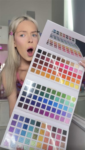 the biggest eyeshadow palette in the world?!! 🌈💗✨ @PLOUISE #makeuphaul #beautyhacks #beautytok
