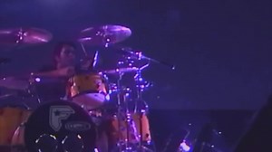 Una scoperta incredibile. Damon De La Paz, il chitarrista dei Fenix TX, ha appena postato l'unico video esistente in cui lo si può vedere sostituire Travis durante The Mark, Tom and Travis Show Tour del 2000. Pazzesco! 🤩 Circa a metà del tour, Travis si ruppe un dito durante una colluttazione con due uomini che stavano infastidendo la sua ragazza in un ristorante in Ohio. I Fenix TX, una delle band in apertura, proposero di sostituire Travis con il loro chitarrista (e futuro batterista) per il 