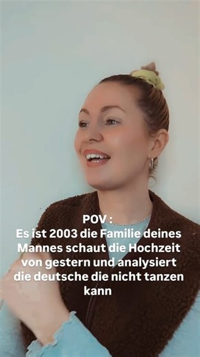 valle.story 🇩🇪🇦🇱 Tanzen lernen 💃🏼 on Instagram: "Es ist 2003 und du bist als 🇩🇪Deutsche das erste Mal auf einer 🇦🇱Albanischen Hochzeit 💃🏼🕺🏼 Jeder kennt es, man war auf einer Hochzeit und am nächsten Tag muss direkt die Hochzeit durchgeschaut werden, jede Stelle immer und immer wieder 😆Früher dachte ich immer wie oft denn noch, und heute mache ich es selber so😂🤣. Das erste Mal auf einer Hochzeit als Deutsche war anders, jeder kennt dieses Gefühl wenn er etwas nicht beherrscht abe