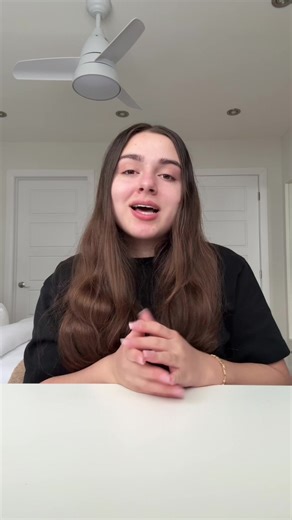 Pour clarifier : j’ai 14 ans. Mon copain a 18 ans, et nous nous sommes rencontrés lorsqu’il en avait 17. Avant, j’avais la même opinion que plusieurs d’entre vous, donc je comprends les réactions et les inquiétudes. Je ne suis pas en colère face aux commentaires négatifs — c’est quelque chose à quoi je m’attendais en étant sur les réseaux. Je respecte vos opinions et je reste ouverte aux questions, tant que le respect est présent.#fyppppppppppppppppppppppp #fyp #storytime #pourtoii #FYP