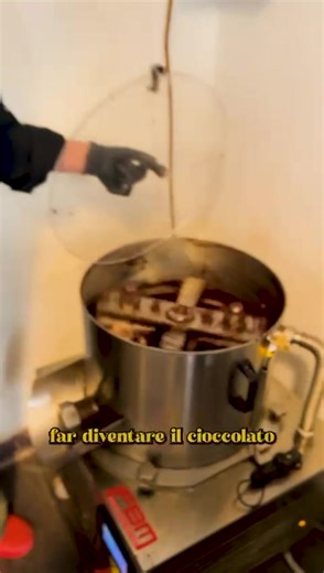 nexochocolate Workshop uovo di Pasqua / cioccolateria organica a Milano, Italia Chocolate maker experience esclusiva. Vivi l'esperienza in laboratorio creando il tuo uovo di Pasqua con cacao 100% proveniente dalla nostra piantagione in Perù. Da questo... a questo. In Nexo Chocolate abbiamo lanciato 3 workshop esclusivi a posti limitati, dove vivrai tutto il processo: Partiamo dal temperaggio del cioccolato, per renderlo lucido e croccante. Prima di chiudere l'uovo, potrai inserire il regalo che 