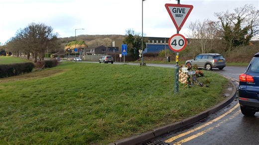 18K views · 387 reactions | Rachel & Bryony, making and selling wreaths at Studley today. #travellers #christmaswreathsforsale | Romany Heritage | Facebook