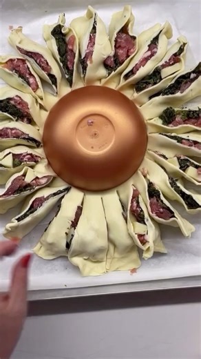 Girasole di pasta sfoglia salsiccia e friarielli,Ingredienti⤵️3 salsicce,Friarielli qb,Provola,Parmigiano,Olio extravergine,In forno 30 minuti 200° ,#girasoledipastasfoglia #girasolembuttunato #ricettepastasfogliarotonda #pastasfogliarotonda #lericettedinatascia #leticettedinatty #nattybonappetit #nattyricettenapoletane | Natascia Food&Love