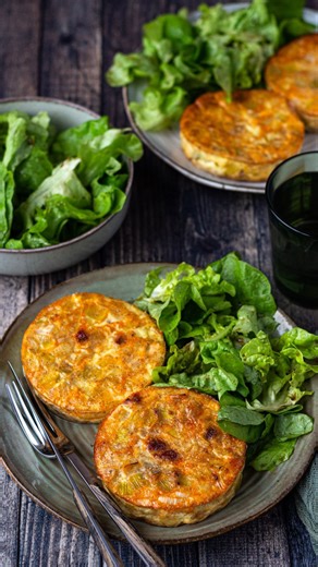 Amandine Bernardi on Instagram: "Quiche sans pâte aux poireaux et chorizo 😋 une association que j’adore 😻 c’est trop bon ! Vous avez déjà testé ? _________________________________________ 🛒J’ai utilisé le moule 6 grands ronds, le pichet verseur et la cuillère magique Guy Demarle 🎁 10€ de remise au nouveau client (tapez code promo pour le recevoir / fin de l’offre le 26/01) 👩🏻‍🍳 Nom de conseillère : Amandine Bernardi _________________________________________ Ingrédients: (pour 6 parts) • 1