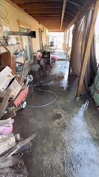 Cleaning outside my mom‘s house #clean #habitsforcleanhouse #cleaninghacks #cleantok #dayhabits￼