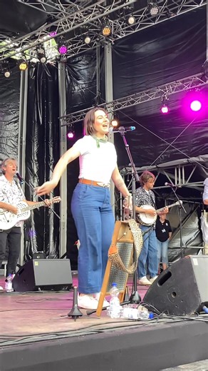 Mama Shakers op het Visker podium Spanjaardsgat. Wat een energie van van Angela Strandberg de frontvrouw, en de rest van de band. Jazz heeft de toekomst! Dat heeft Mamashakers wel weer bewezen. Hou ze in de gaten! Van Dijnsen Installatietechniek / Beveiligingen B.V. Hertog Jan Gemeente Breda #bredajazzfestival #BJF2025 | Breda Jazz Festival
