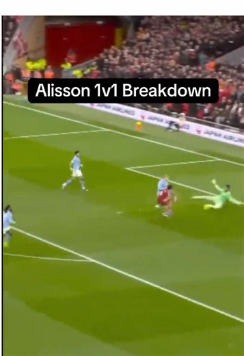 Let’s have a look at a 1v1 situation handled beautifully by Liverpool’s Alisson Becker. He is one of the best, if not best, goalkeepers in the world at dealing with 1v1 situations. Here’s a prime example of it. To start, 1v1s are all about managing space effectively and angle play. If a ball is sent in behind and you stay glued to your line, that gives the attacking player much more of the goal to aim for. What Alisson does well here, is that he effectively reads the ball through and adjusts his