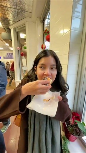 MUST TRY CANNOLI IN BOSTON!! If you have a sweet tooth, you... #Shorts #lisarosanty