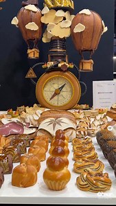 @coupedumondedelaboulangerie : gros plan sur le buffet de l’ @equipefrancaisedeboulangerie : Yann Raimondo, pour le pain Corentin Molina, pour les viennoiseries Yannis Thouy pour la pièce artistique Coach Xavier Honorin . Bravo la Team France 🇫🇷 !!! Demain second jour de la compétition, remise des prix demain soir. . @corentinmolinabakery @thouyyannis @yannraimondo @xavier.honorin @equipefrancaisedeboulangerie . #lecoeurdeschefs #coupedumondedelaboulangerie #boulangerie #viennoiserie #sirhabak