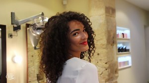 On adopte le balayage, une méthode de coloration adaptée aux cheveux frisés, crépus et métissés, qui permet d'obtenir un blond naturel ! Vous aimez ? Balayage réalisé au salon Cizors by Élodie Euston | Into The Chic