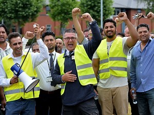 Taxi drivers stage 'go-slow' protest in Wolverhampton in licensing row