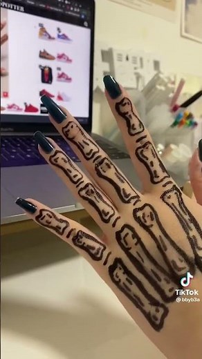 huesos en la mano dibujo con lapicero o marcador
