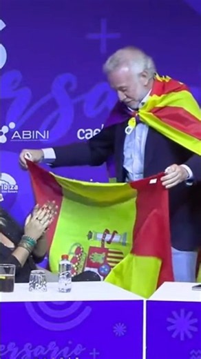 Eduardo Inda puts on the flag of the Balearic Islands and Spain