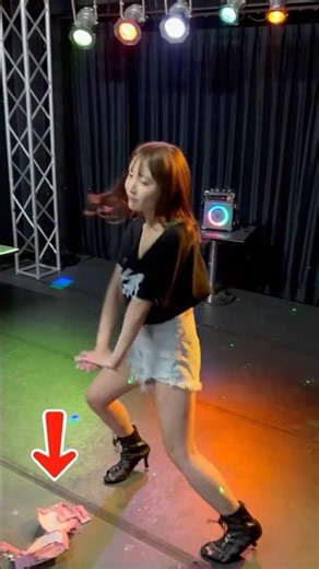 ダンス動画 😂 冒頭からハプニング続出でも踊り切る姿が可愛すぎる ステージダンス #dance #shorts