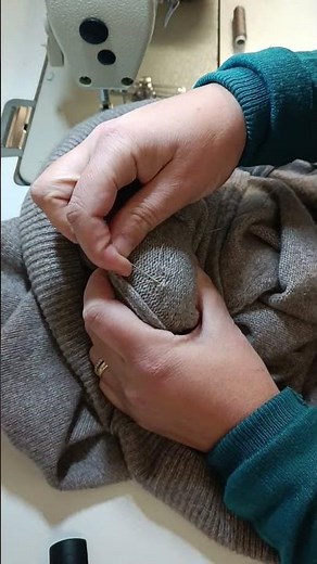 Couture facile : Réparer facilement un accro à la main sur un pull en utilisant un œuf-à-repriser.