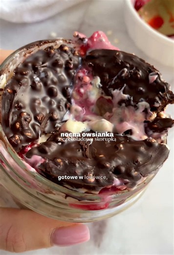 Zaobserwuj @anialukianow po więcej inspo😋 No dobra, to co powiecie na taką nocną owsianke? 😮‍💨 - 40g płatków owsianych - 10g nasion chia - 100ml mleka - 60g serka waniliowego (40g do masy, 20g na wierzch), użyłam @duch_bieluch - 10g odżywki białkowej (opcjonalnie) - 40g malin - 20g czekolady, użyłam 64% kakao - trochę ekspandowanych jagłów W misce mieszamy płatki owsiane, chia, mleko, odżywkę, serek i wstawiamy do lodówki na 1-2h lub całą noc. Gotową owsiankę przekładamy do słoiczka, na wierz