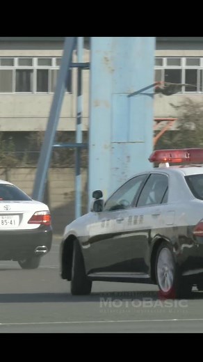 MotoBasic on Instagram: "実写！神奈川県警交通機動隊パトカー6台による必殺技 Six police cars perform a backspin turn #警察 #パトカー #policeofficer"