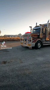 #emeraldcarryingcompany #kenworthsofinstagram #kenworth #kenworthtrucks #truck #trucks #truckporn #trucksdaily #diesel #bigrig #bigrigs #kwhopper #tuff #truckdriver #lorry #tractor #kenworthsofaustralia #kw #jigger #banger #large #strong #tuff #bling #axle #truckpictures #truckphotography @kenworthtrucks2020 . Follow 👉 @raystruckphotography | Ray Lawrence Photography