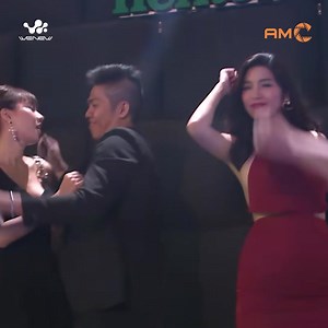 28K views · 156 reactions | Hết lúa chúa lại ban ----- Nội dung trong video là dàn dựng chỉ mang tính chất giải trí, không đề cập đến cá nhân hoặc tổ chức nào và được trích từ phim: Biển Đời Giông Tố © Bản quyền chương trình thuộc AMC được bảo vệ và quản lý bởi Wenew #WeNew #Netbiz #NWT #BienDoiGiongTo17 #AMCBDGT | WeNew Family | Facebook