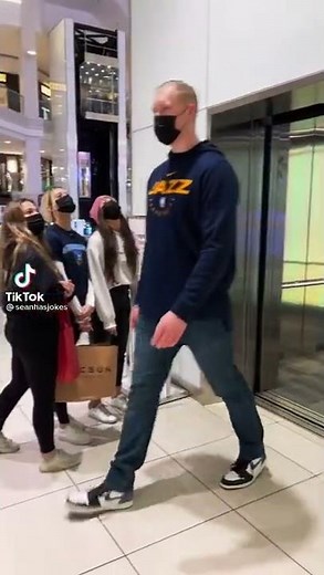 7 feet tall guy lift prank