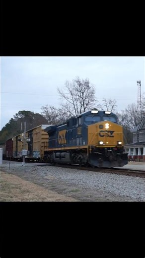 CSX M409-22 thunders past Downtown Micro NC 12/23/25