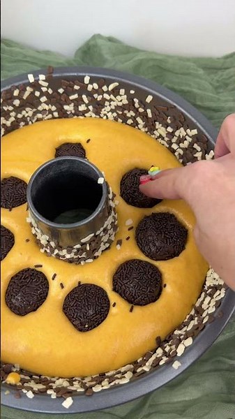 Bolo de cenoura recheado com brigadeiro #receitas #food #bolo #doce #receitafacil #roblox #recipe