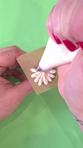 Cake Decorating: How to Pipe Beautiful Buttercream Daisies