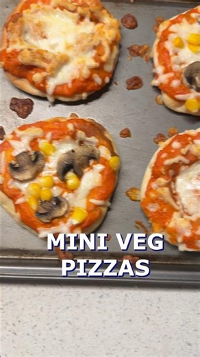 Easy mini pizza recipe that kids will love! #minipizza #pizzarecipe #homemadepizza