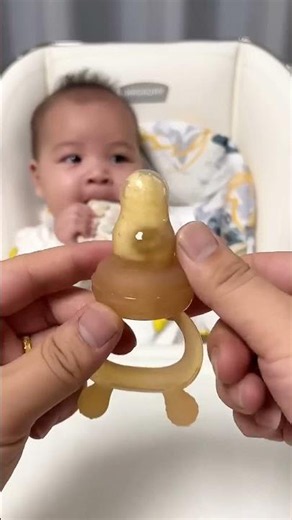 Portable Easy Feed Baby Fruit Nibbler ▶️ Whoever invented this deserves a parenting award. 👶🍓