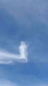 Це був трепетний момент, коли очевидно, що зображення або форма Пресвятої Діви Марії з'явилося на небі в базиліці Міноре Пеньяфранція в місті Нага, Камарінес Сур, Філіппіни🇵 🇭 в суботу, 14 червня. "Який потужний і зворушливий момент, щоб засвідчити після всієї ночі бдіння та молитви. Воістину, це був прекрасний ранок, наповнений благодаттю, миром та небесними знаками. #catholicgospelmedia #catholicchurch #church #foryoupage #catholicism #ourlady #Mary 📸: Ноель Галя, Бохол | Молитовна група