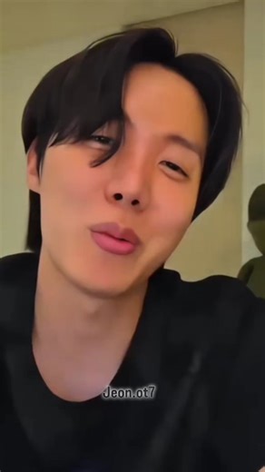 🐰🆁🅹🐰 on Instagram: "重量和動作會對瓷磚產生壓力。瓷磚會輕微彎曲,從而產生機械應力。瓷磚內部的壓電材料將這種應力轉化為電能。每一步都會產生少量電荷,而數百萬步結合在一起就能產生足夠的電力來驅動LED燈、數字顯示屏和傳感器。在像這樣忙碌的地方,每天大約有240萬個腳步為這一系統作出貢獻。這些電能可以被儲存或立即使用,從而減少對傳統電力來源的依賴,並支持可持續的城市基礎設施。這種方法將日常運動轉化為有用的可再生能源。 #日本 #知識 #事實#你知道嗎#推薦#科技 #創新 #歴史 #技術 #實驗 #熱門#要怎麼不經意 的讓另一半看到這篇文儀式感滿滿滿蛋糕熊蠟燭旋轉禮盒 嗯~閉上眼睛~許個願吧希望你的願望會實現 嗯~閉上眼睛~許個願吧希望你的願望會實現 ▲(偷偷按下機關)有我幫你準備的小驚喜喔! 商品是蛋糕小熊機關盒沒有附戒指 禮物要自己準備喔 流行周邊好物推薦搜尋 玩具公仔搜尋"