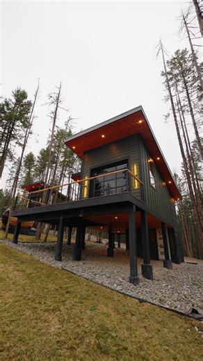 Imagine a treetop getaway in the mountains of Montana. 🤩✨ 📍 Lakeside, Montana Send this to your getaway partner! 👇 🏷️ - - - #montana #flatheadlake #airbnb #weddingvenue #explore