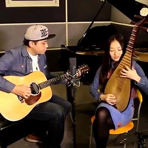 8.6K views · 300 reactions | La pipa (琵琶, pípá) es un instrumento de cuerda tradicional chino parecido al laúd occidental. La pipa aparece citada por primera vez en textos que datan del siglo II a. C. Hoy en día, la pipa y el guzheng son los dos instrumentos tradicionales más importantes en China. Vamos a ver la actuación de pipa y guitarra juntas, cantando la canción “La hora de despertarte del sueño”(《梦醒时分》). (vídeo de meipai:@赵小振_) | Es China | Facebook