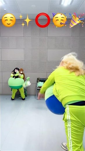 GOLDEN HUNTR/X Balloon Popping Dance Challenge 18 I tried dancing in a giant balloon suit #Shorts...