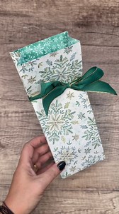 Elegant Pine Open Topped Gift Bag Today's gift bag is showing you how to show-off 2 different sides to one sheet of paper. Sometimes it's hard to choose which one we love the most! Paper - 12 x 12" (30.5 x 30.5cm) Score on the First side at 2, 5.75, 7.75, 11.5" (5, 14.5, 19.5, 29cm) Score on the Second side at 2, 9" (5, 23cm) #GiftBoxTutorial #PapercraftIdeas #CraftyGiftBox #DIYPapercraft #PrettyPackaging | Pootles Papercraft
