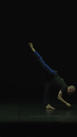 For Amit Noy, dance is a family business. In A Big Big Room Full of Everybody's Hope, Noy dances with his family members, blending musical theatre and ballet to create a piece that transcends genre. ✨ A highly-awarded artist who has danced his way across continents, Noy has been touring this production since 2023. Did you spot him in our theatres performing in NOBODADDY by Michael Keegan-Dolan/Teaċ Daṁsa in 2024? 📅 2-3 October 📍Lilian Baylis Studio, Angel | Sadler's Wells