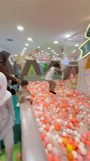 Seru perosotan dan lompat ke kolam bola #toys #cute #funny #slide #playground #mandibola #fun