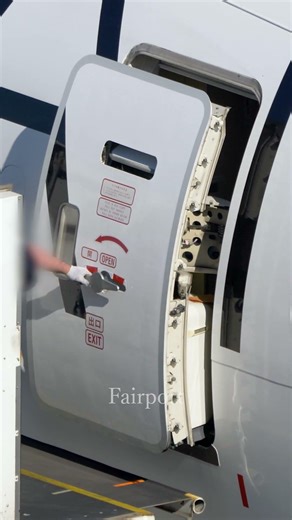 777-300 door open. #飛行機動画 #b777 #b777300er #羽田空港