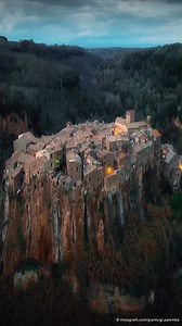 This medieval village perched atop a volcanic cliff is straight out of a fairytale. About a one hour drive north of Rome lies Calcata. In the 1930s, the Italian government condemned the village due to fears that the cliffs would collapse. But since the 1960s, artists, bohemians and hippies began to repopulate the historical center, and today it is considered one of the hippest villages in Italy. Would you like to visit Calcata?⁠ 📍 Calcata 🇮🇹 🎥 instagram.com/gianluigi.palomba | DW Travel