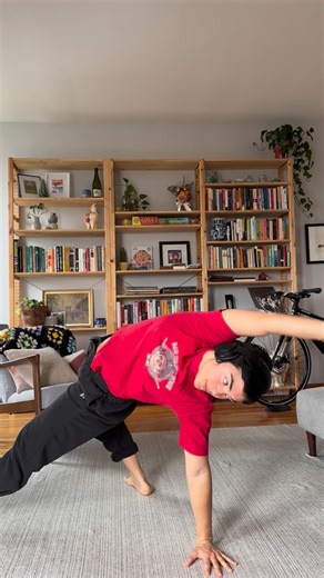 Madeline Huff | Functional Strength Training on Instagram: "✨KEEPIN THINGS GROOVY ON A GLOOMING SATURDAY✨ It’s gloomy out…but feeling grateful for a slow morning in. Found a cool playlist, kept my pajamas on, and got busy with some combos🙌🏼🌀 ✨Side Kick Thru - Wild Thing ✨ALT SA Snatch - OH Squat ✨Underswitch - plank/pushup ✨ALT SA Clean - Rot Press #mhuff_fit #movementismedicine #strengthinmobility #kettlebelltraining #functionaltraining"