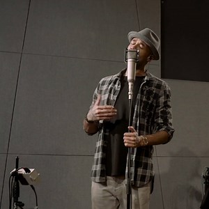 Mr. Probz jams Space for Two LIVE for the first time. | Red Bull Music